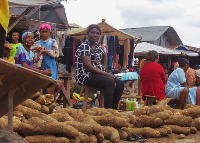 Marché africain animé avec vendeurs et étals de produits frais