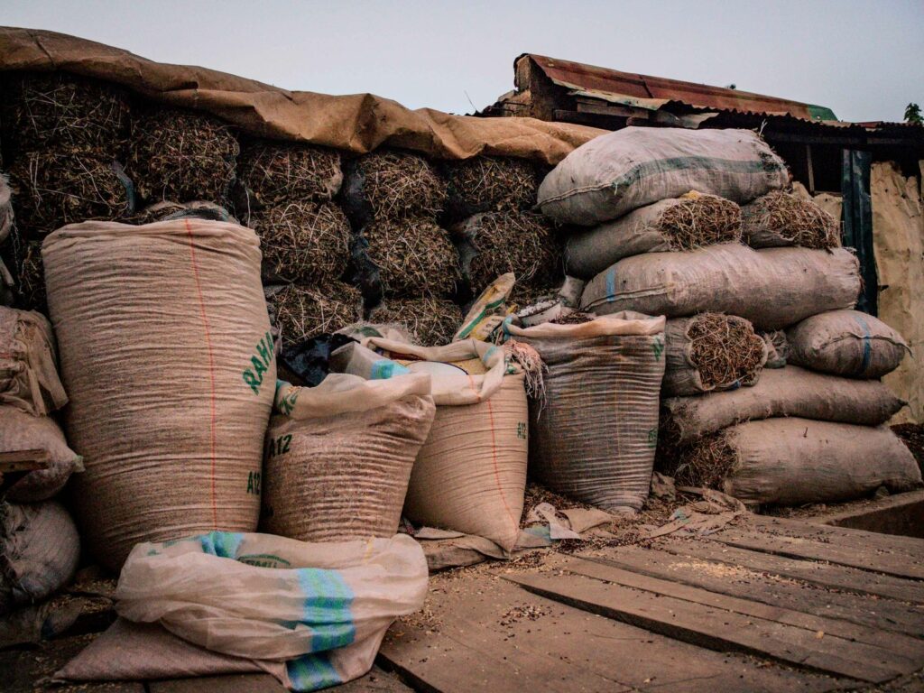 Sacs de céréales entreposés sur un marché africain