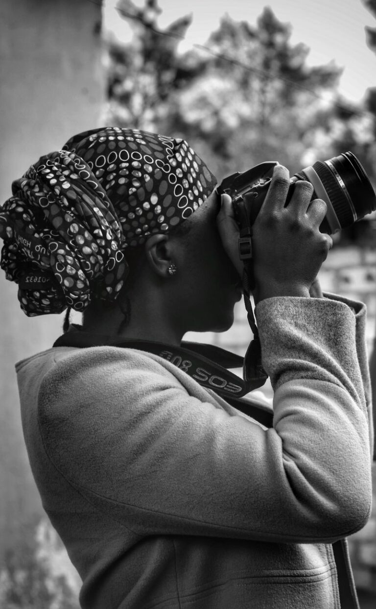 Portrait d’une photographe prenant une photo avec son appareil