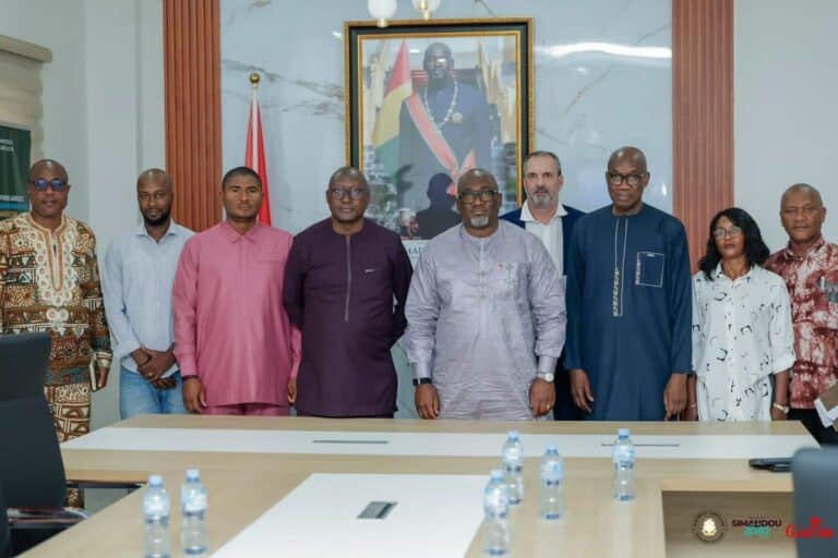 Photo de famille à l’issue de l’audience au ministère de l’Agriculture sur la production de semences « Made in Guinea »